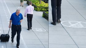 Ve Washingtonu mají na chodníku pruhy pro lidi s mobily v rukách a bez nich.