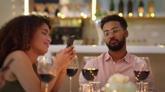 Jste paranoidní, nebo se vám vážně vyhýbá? Proč to tak bolí a co s tím Jste paranoidní, nebo se vám vážně vyhýbá? Proč to tak bolí a co s tím