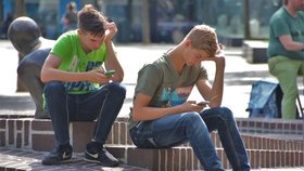Teenageři se nemohou odtrhnout od internetu. Některé studie mluví o tom, že problémem trpí až polovina lidí.