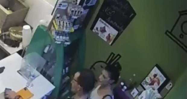 Dva zloději odlákali pozornost prodavačky a ukradli jí mobil.