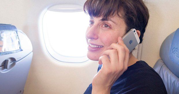Aerolinky ve Spojených státech by v budoucnu mohly umožňovat telefonování v letadle s použitím Wi-Fi.