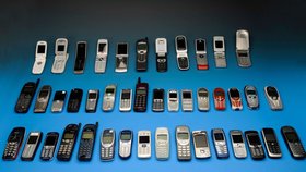 Za historicky první SMS zprávu bývá považováno přání „Veselé Vánoce“, které v tomto znění před 25 lety, 3. prosince 1992, zprostředkoval britský mobilní operátor Vodafone.
