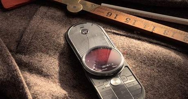 Motorola AURA s kulatým displejem
