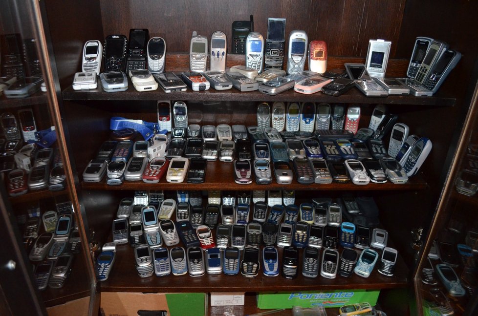 Mobilních telefonů zaniklých značek má sběratel plné skříně.