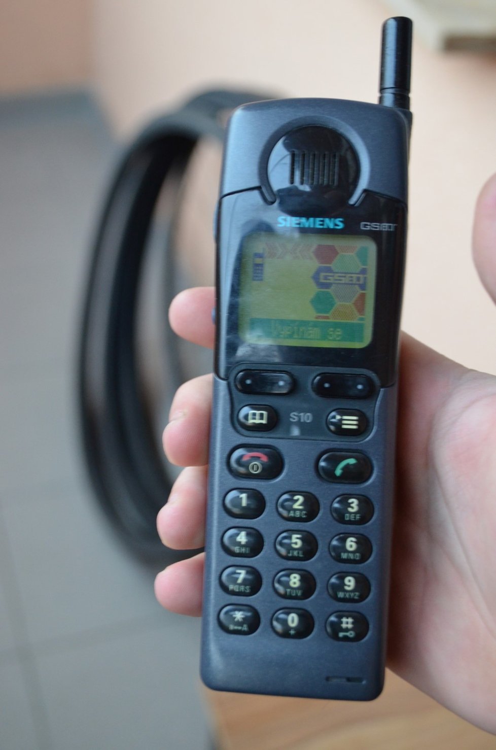 Vůbec první mobilní telefon s barevným displejem Siemens S10.