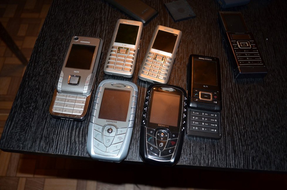 Unikátní kousky ze sbírky. Vždy vlevo telefon uvedený na trh, vpravo limitovaná verze.