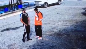 Dva muži se v USA pohádali kvůli mobilu. Jeden z nich toho druhého pak zastřelil.