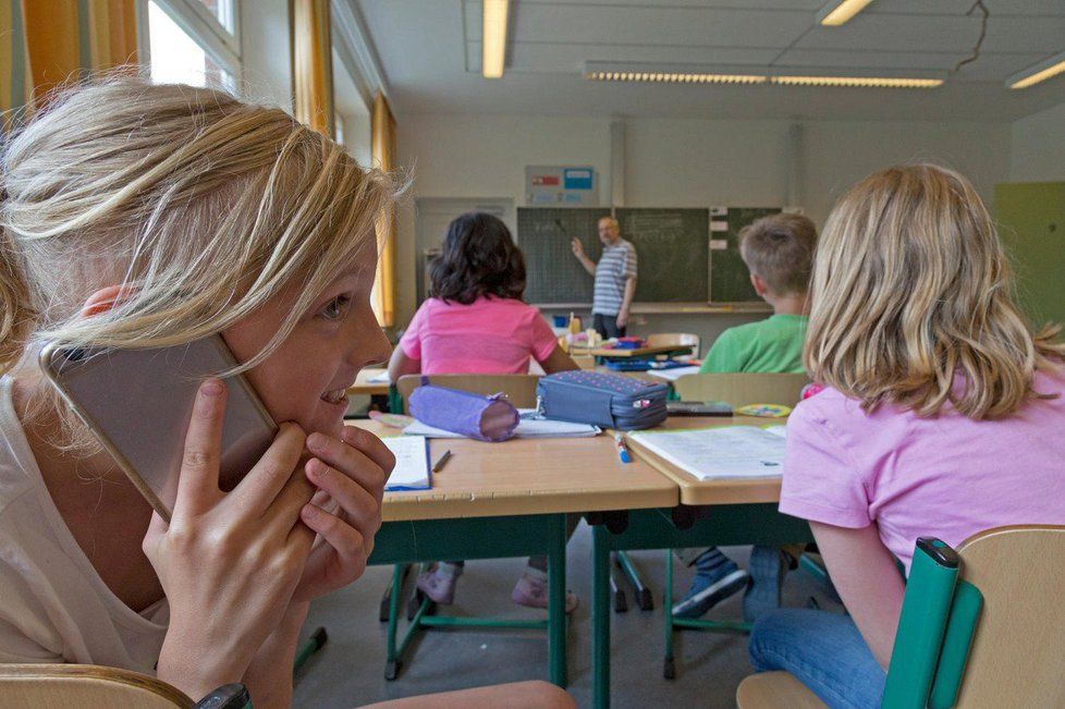 Francouzský ministr školství chce zakázat v základních a středních školách mobilní telefony.
