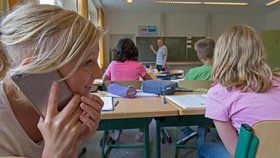 Francouzský ministr školství chce zakázat v základních a středních školách mobilní telefony.