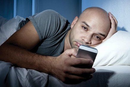 Sjíždíte mobil i před spaním? Zaděláváte si na velké problémy, varují experti 