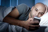 Sjíždíte mobil i před spaním? Zaděláváte si na velké problémy, varují experti