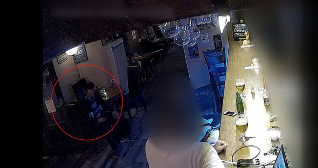 V baru na Žižkově zloděj ukradl muži mobil za třicet tisíc korun. Takhle drahý telefon si nechal muž na stole a odešel ven. Nyní po zloději pátrá policie.