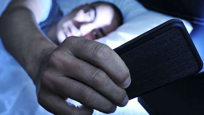 Jak používat mobil v posteli, aby vám nenarušoval spánek?
