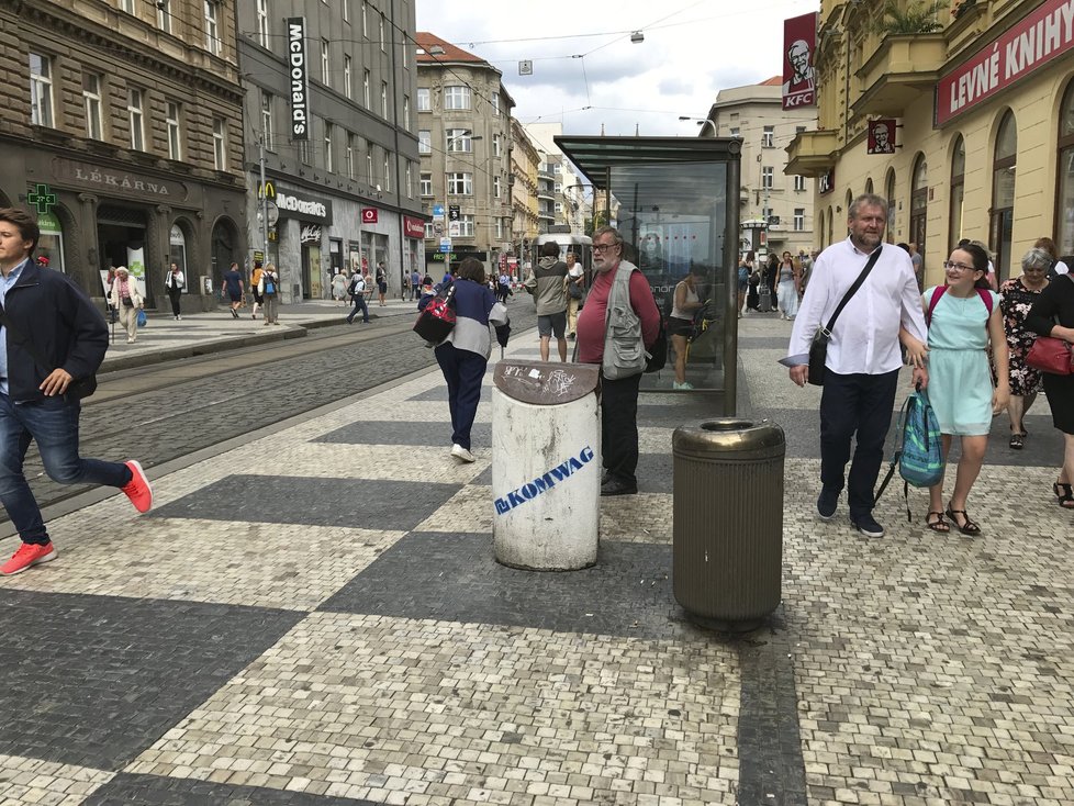 Praze vadí, že v Praze se nacházejí desítky různých košů i laviček.