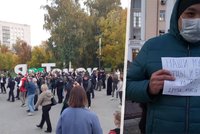 Rusové začali protestovat kvůli mobilizaci. Putinovi „kosmonauti“ pozatýkali přes 500 lidí