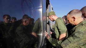 Mobilizovaní ruští rezervisté nasedají do vlaku. Prudboj, Volgogradská oblast, 29. 9. 2022.