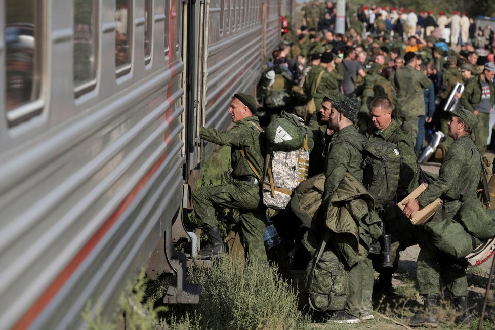 Mobilizovaní ruští rezervisté nasedají do vlaku. Prudboj, Volgogradská oblast, 29. 9. 2022.