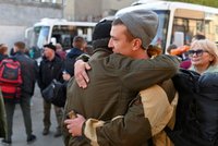 Asi 10 tisíc mobilizovaných Rusů se vrátilo domů. Kvůli chybě, tvrdí Peskov. Chyby přiznal i Putin