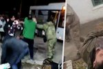 Opilí Rusové odjíždí na frontu: Na videích se jim motají nohy a často končí na zemi. Někteří se perou u autobusů