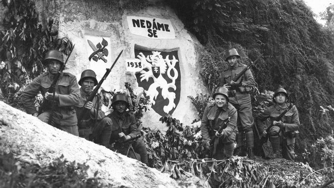 Vlastenecký motiv do skály vytesali záložníci, příslušníci pěšího pluku 152, v severočeských Podbořanech.