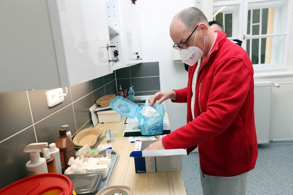 Takto se připravují mobilní očkovací týmy v Nemocnici Na Františku.