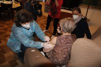 Novinka v Brně: Vakcína proti koronaviru na zavolání! Město očkuje seniory u nich doma