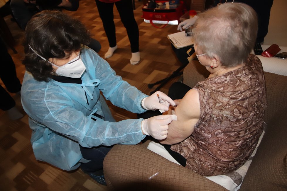 Brno jako první město v republice nabídlo seniorům nad 80 let s pohybovými problémy očkování u nich doma. Od úterý za nimi vyjíždějí dva zdravotnické týmy.