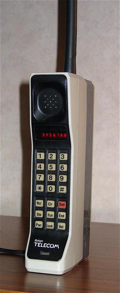 První komerčně vyráběný mobilní telefon byl DynaTAC 8000X od Motoroly