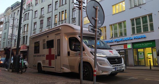 Praha od 11. ledna oficiálně zřídila mobilní očkovací tým, který bude jezdit od jednoho domova pro seniory k druhému. Bude rozvážet a také aplikovat vakcíny proti covid-19 jak seniorům, tak i pečujícímu personálu.