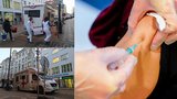 „Pojízdné vakcíny“ vyjely do pražských domovů pro seniory. Mobilní tým bude očkovat 12 hodin denně