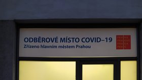 Praha od 11. ledna oficiálně zřídila mobilní očkovací tým, který bude jezdit od jednoho domova pro seniory k druhému. Bude rozvážet a také aplikovat vakcíny proti covid-19 jak seniorům, tak i pečujícímu personálu.