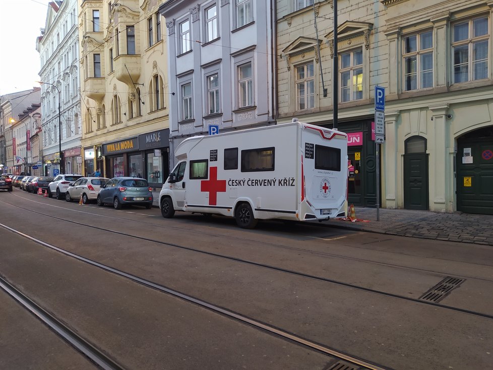 Praha od 11. ledna oficiálně zřídila mobilní očkovací tým, který bude jezdit od jednoho domova pro seniory k druhému. Bude rozvážet a také aplikovat vakcíny proti covidu-19 jak seniorům, tak i pečujícímu personálu.