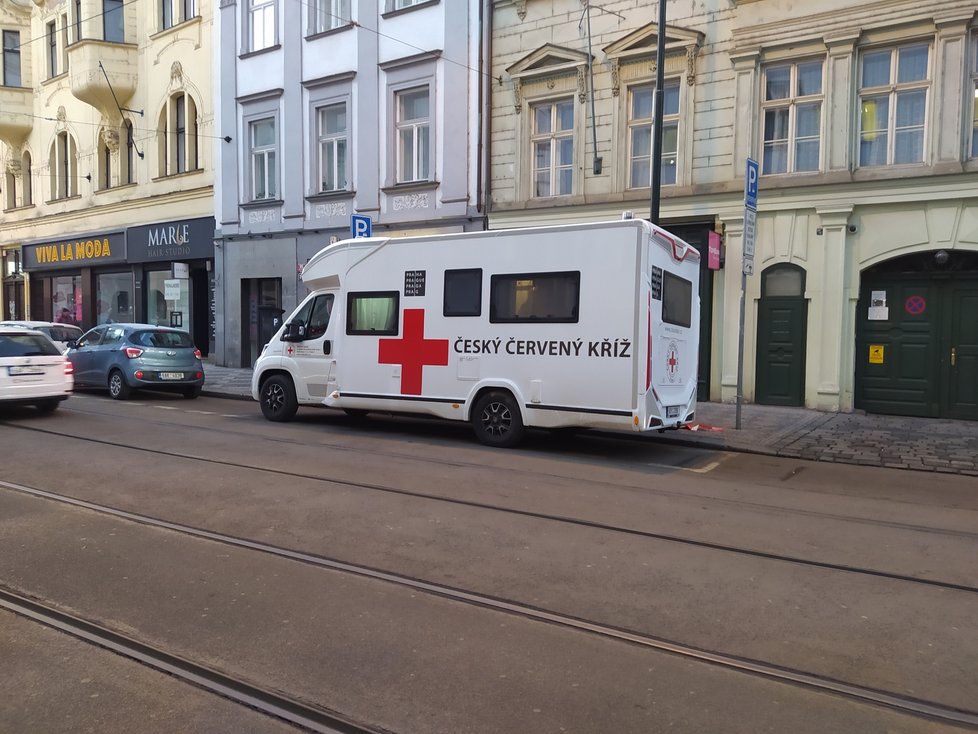 Praha od 11. ledna oficiálně zřídila mobilní očkovací tým, který bude jezdit od jednoho domova pro seniory k druhému. Bude rozvážet a také aplikovat vakcíny proti covid-19 jak seniorům, tak i pečujícímu personálu.