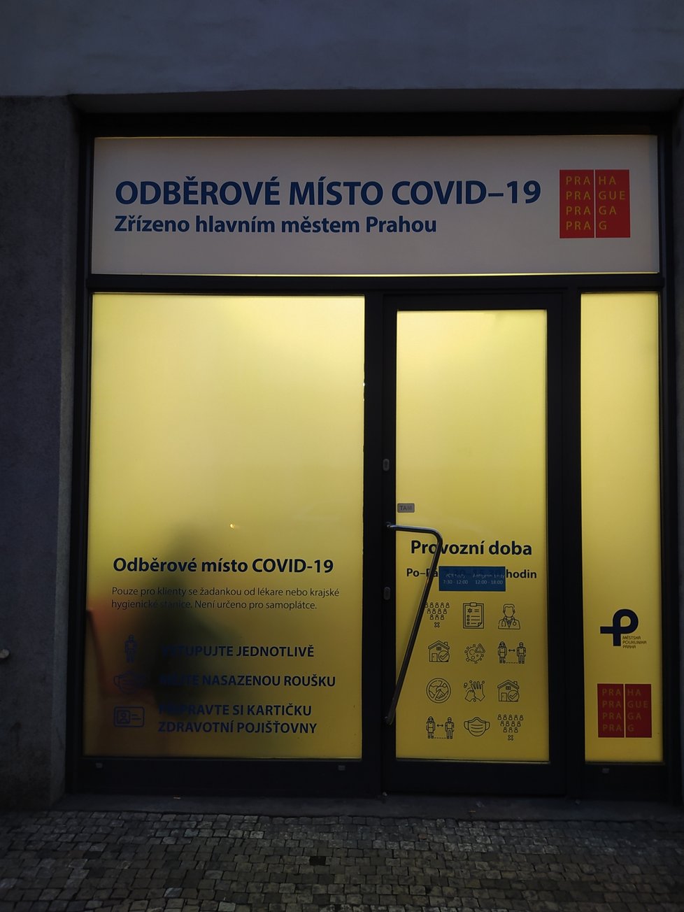 Praha od 11. ledna oficiálně zřídila mobilní očkovací tým, který bude jezdit od jednoho domova pro seniory k druhému. Bude rozvážet a také aplikovat vakcíny proti covidu-19 jak seniorům, tak i pečujícímu personálu.