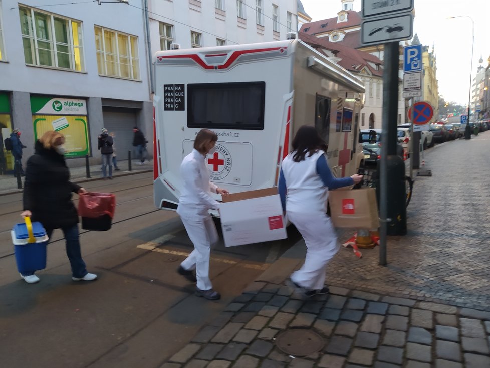 Praha od 11. ledna oficiálně zřídila mobilní očkovací tým, který bude jezdit od jednoho domova pro seniory k druhému. Bude rozvážet a také aplikovat vakcíny proti covidu-19 jak seniorům, tak i pečujícímu personálu.