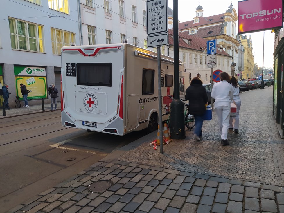 Praha od 11. ledna oficiálně zřídila mobilní očkovací tým, který bude jezdit od jednoho domova pro seniory k druhému. Bude rozvážet a také aplikovat vakcíny proti covidu-19 jak seniorům, tak i pečujícímu personálu.