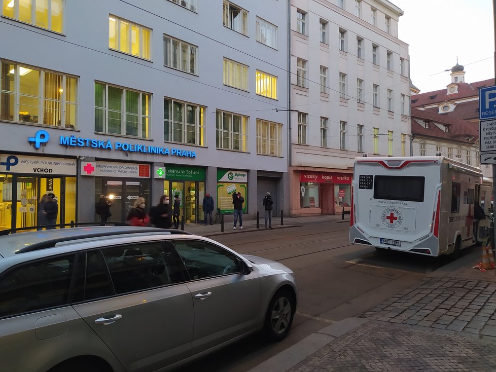 Praha od 11. ledna oficiálně zřídila mobilní očkovací tým, který bude jezdit od jednoho domova pro seniory k druhému. Bude rozvážet a také aplikovat vakcíny proti covid-19 jak seniorům, tak i pečujícímu personálu.