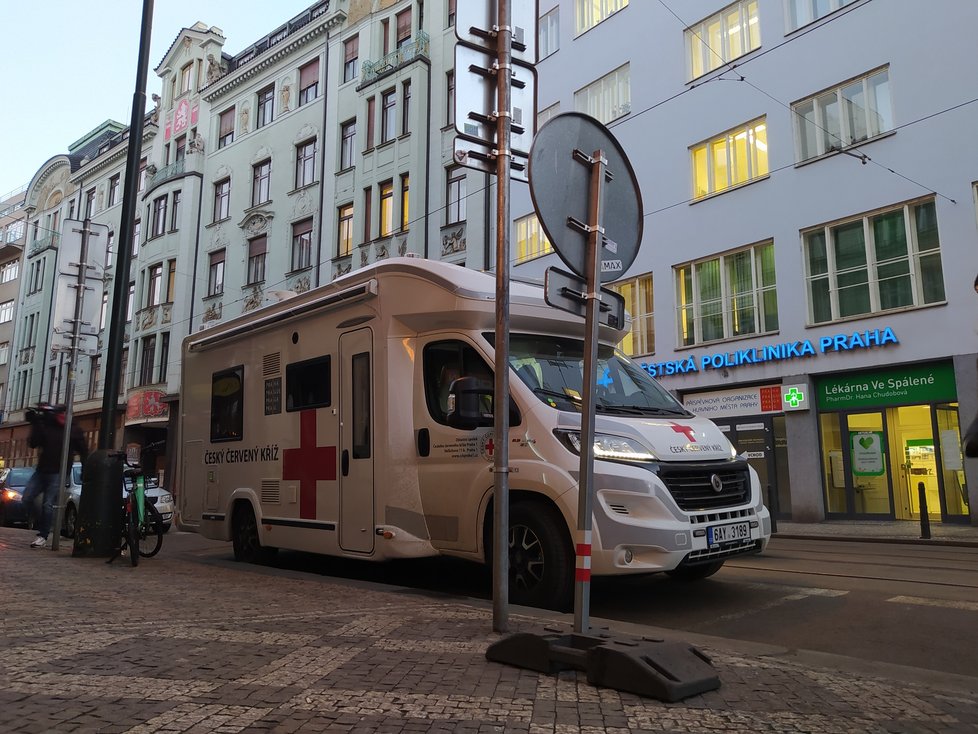 Praha od 11. ledna oficiálně zřídila mobilní očkovací tým, který bude jezdit od jednoho domova pro seniory k druhému. Bude rozvážet a také aplikovat vakcíny proti covidu-19 jak seniorům, tak i pečujícímu personálu.