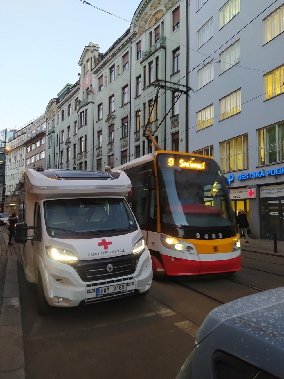 Praha od 11. ledna oficiálně zřídila mobilní očkovací tým, který bude jezdit od jednoho domova pro seniory k druhému. Bude rozvážet a také aplikovat vakcíny proti covid-19 jak seniorům, tak i pečujícímu personálu.