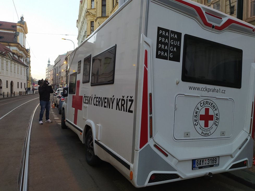 Praha od 11. ledna oficiálně zřídila mobilní očkovací tým, který bude jezdit od jednoho domova pro seniory k druhému. Bude rozvážet a také aplikovat vakcíny proti covidu-19 jak seniorům, tak i pečujícímu personálu.