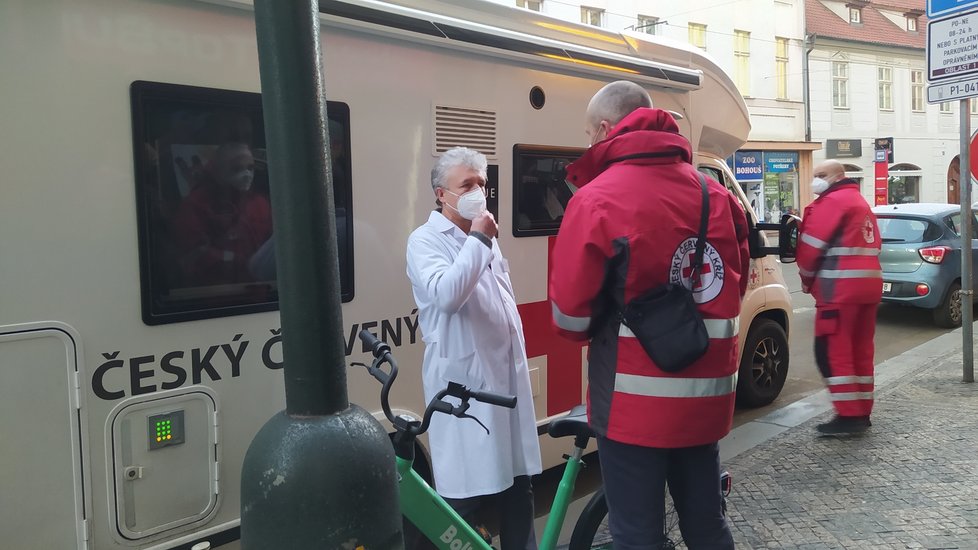 Praha od 11. ledna oficiálně zřídila mobilní očkovací tým, který bude jezdit od jednoho domova pro seniory k druhému. Bude rozvážet a také aplikovat vakcíny proti covid-19 jak seniorům, tak i pečujícímu personálu.