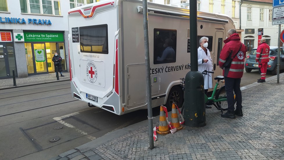 Praha od 11. ledna oficiálně zřídila mobilní očkovací tým, který bude jezdit od jednoho domova pro seniory k druhému. Bude rozvážet a také aplikovat vakcíny proti covid-19 jak seniorům, tak i pečujícímu personálu.