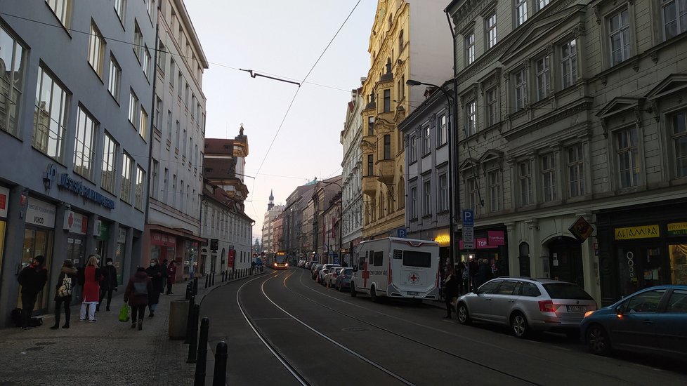 Praha od 11. ledna oficiálně zřídila mobilní očkovací tým, který bude jezdit od jednoho domova pro seniory k druhému. Bude rozvážet a také aplikovat vakcíny proti covid-19 jak seniorům, tak i pečujícímu personálu.