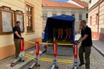 Znojmo nakoupilo 6 sad mobilních nárazových bariér, které zastaví vozy do hmotnosti 18 tun. Cílem je ochránit účastníky hromadných akcí ve městě.