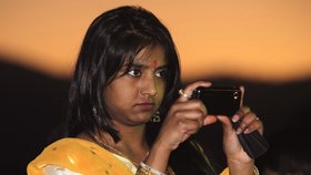 Ženy v indické vesnici Sunderbaria mají zakázáno používat mobily, hrozí jim za to i pokuta