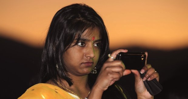 Ženy v indické vesnici Sunderbaria mají zakázáno používat mobily, hrozí jim za to i pokuta