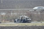 Na dálnici D11 kousek za Prahou shořel vinou havárie vůz BMW. Zranili se při tom tři lidé. (23. leden 2022)