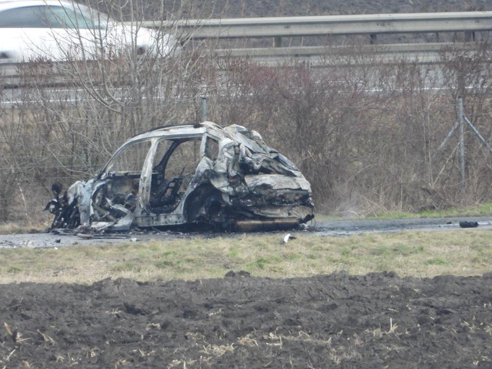 Na dálnici D11 kousek za Prahou shořel vinou havárie vůz BMW. Zranili se při tom tři lidé. (23. leden 2022)