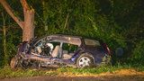 Tragická nehoda u Mochova v Praze-východ! Dva lidé zemřeli v autě po čelním nárazu do stromu