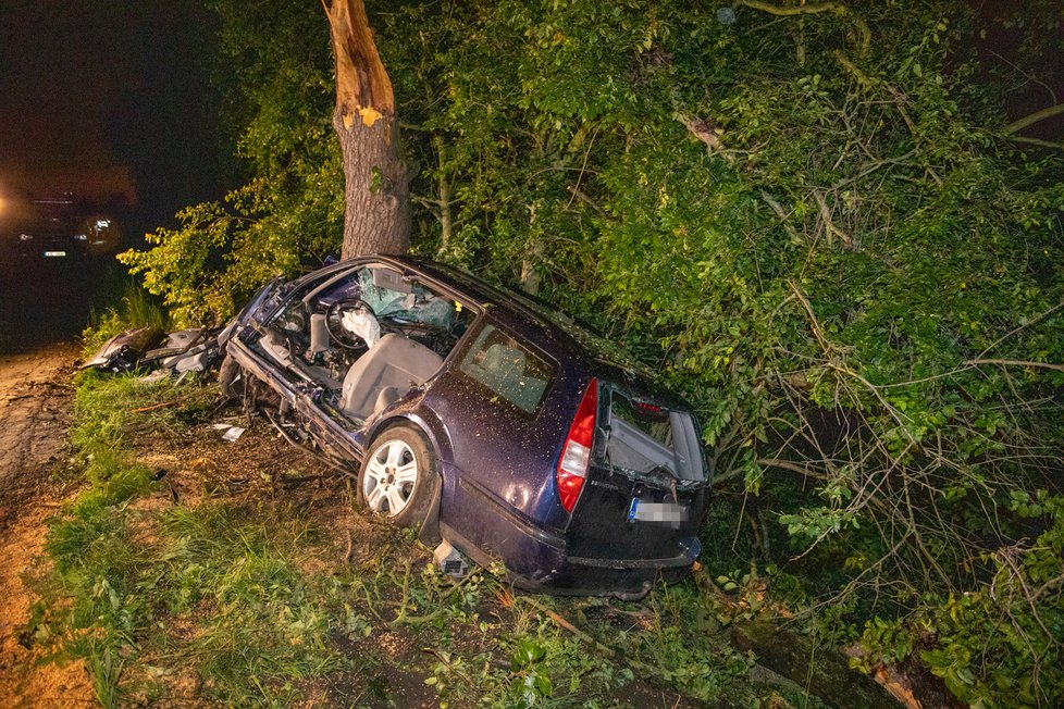 Při nehodě u Mochova v Praze-východ zemřeli dva lidé (20. června 2020).